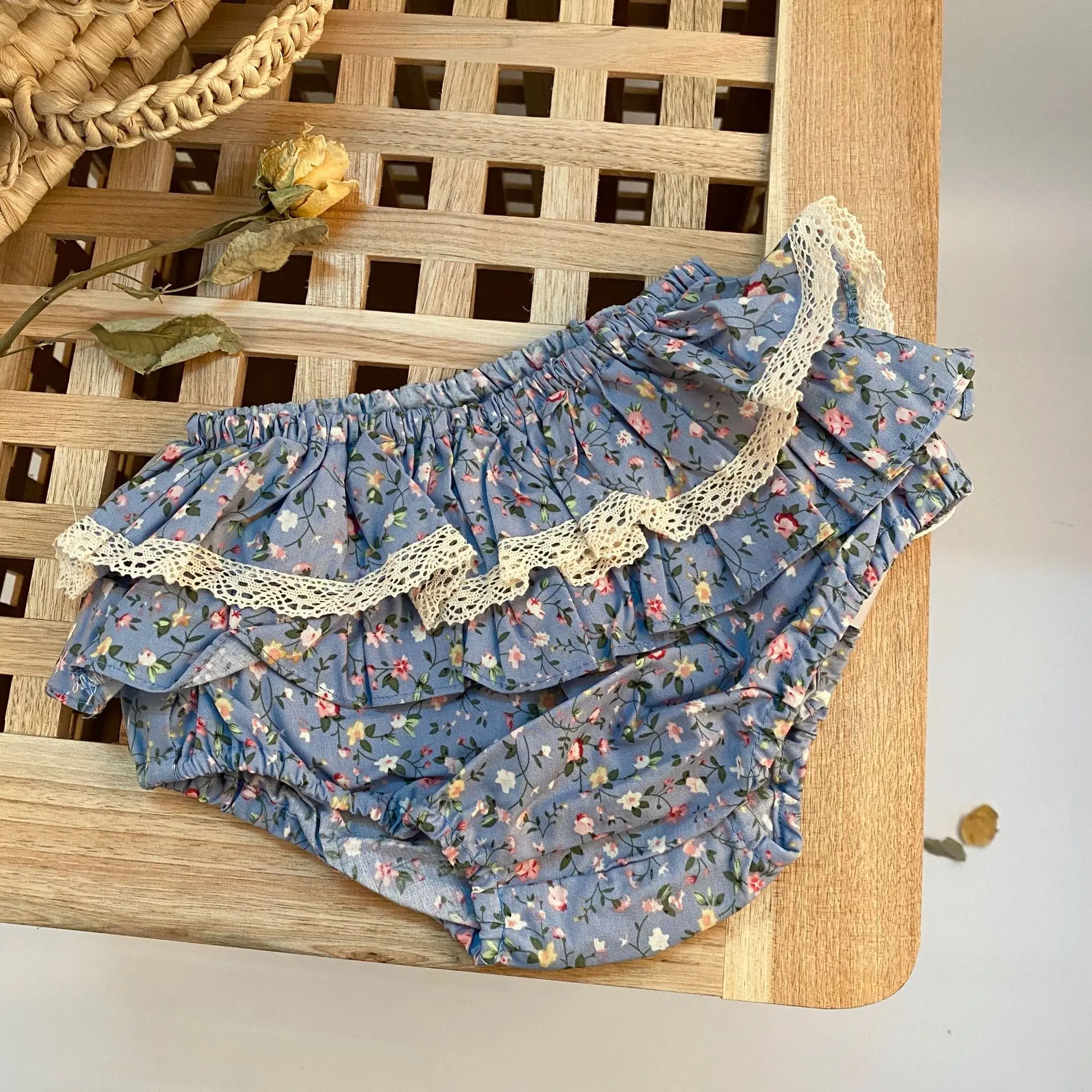 A26 infant baby bloomer shorts flower ruffles embroidery flower kids clothes children clothing wholesale
A26 infant baby bloomer shorts flower ruffles embroidery flower kids clothes children clothing wholesale