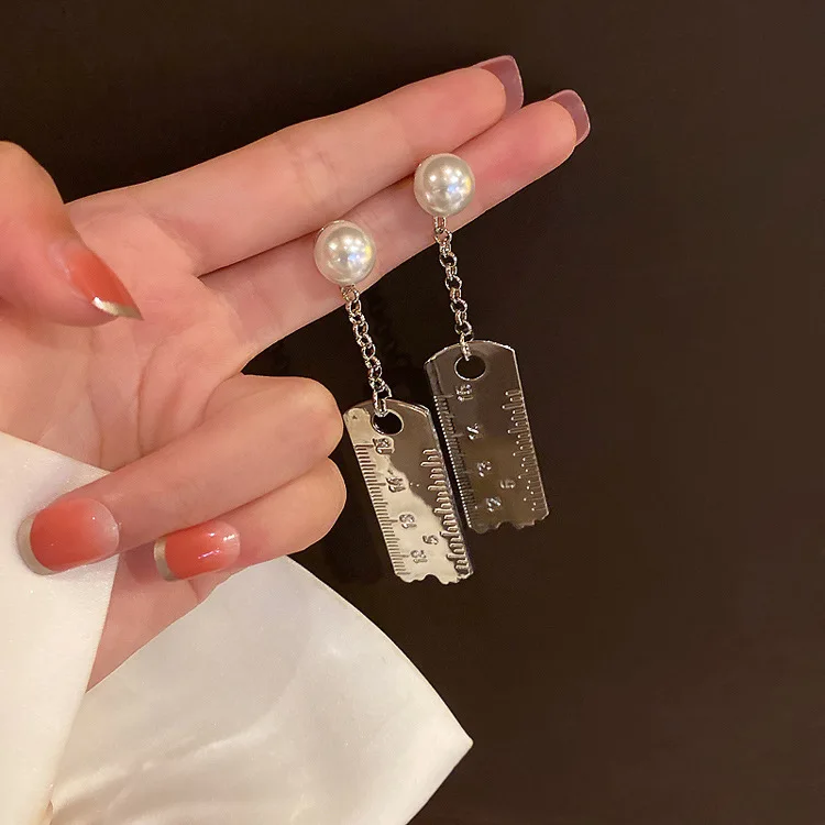 JUHUNew fashion personality scale earrings exaggerated alloy pearl earrings S925 silver needle jewelry wholesale for women, Sliver
JUHUNew fashion personality scale earrings exaggerated alloy pearl earrings S925 silver needle jewelry wholesale for women, Sliver