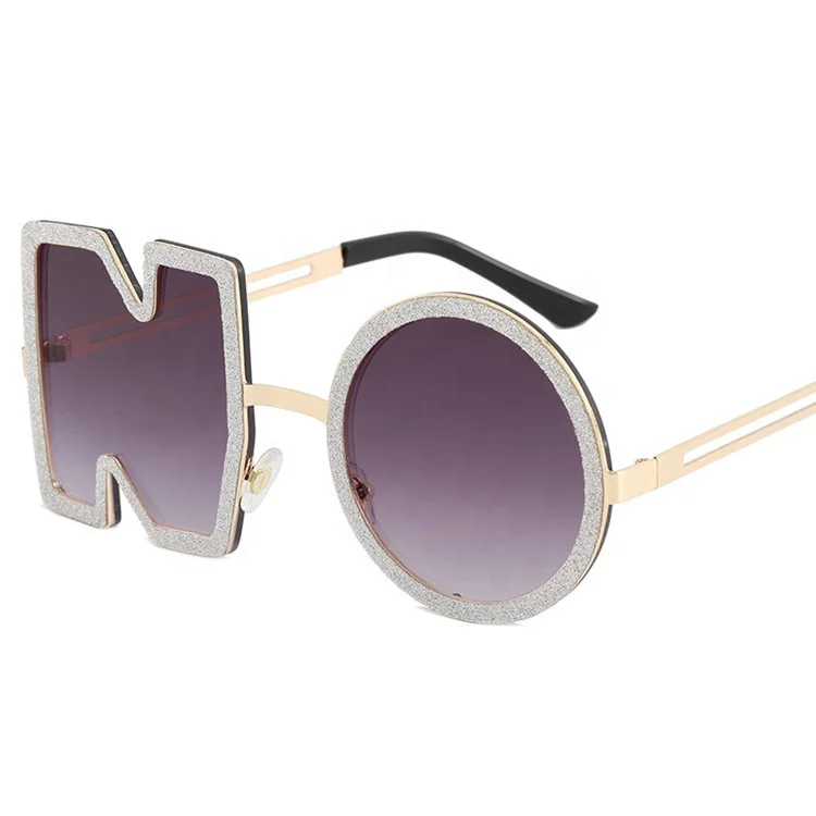 Wholesale new fashion designer Diamond personality shades square ladies hip hop personalized letter glasses metal frame
Wholesale new fashion designer Diamond personality shades square ladies hip hop personalized letter glasses metal frame