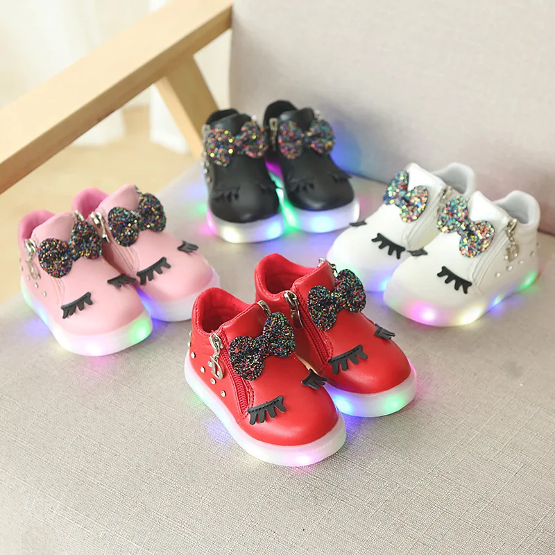 Wholesale spring and autumn girls LED shoes cartoon bow bright light leather casual shoes, Picture
Wholesale spring and autumn girls LED shoes cartoon bow bright light leather casual shoes, Picture