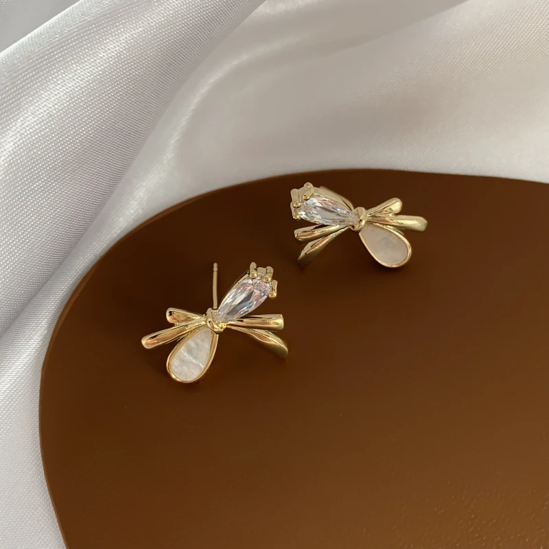 Vershal D-27 High Quality 18k Gold Plated Elegant Zircon Shell Bowknot Stud Earrings For Women
Vershal D-27 High Quality 18k Gold Plated Elegant Zircon Shell Bowknot Stud Earrings For Women