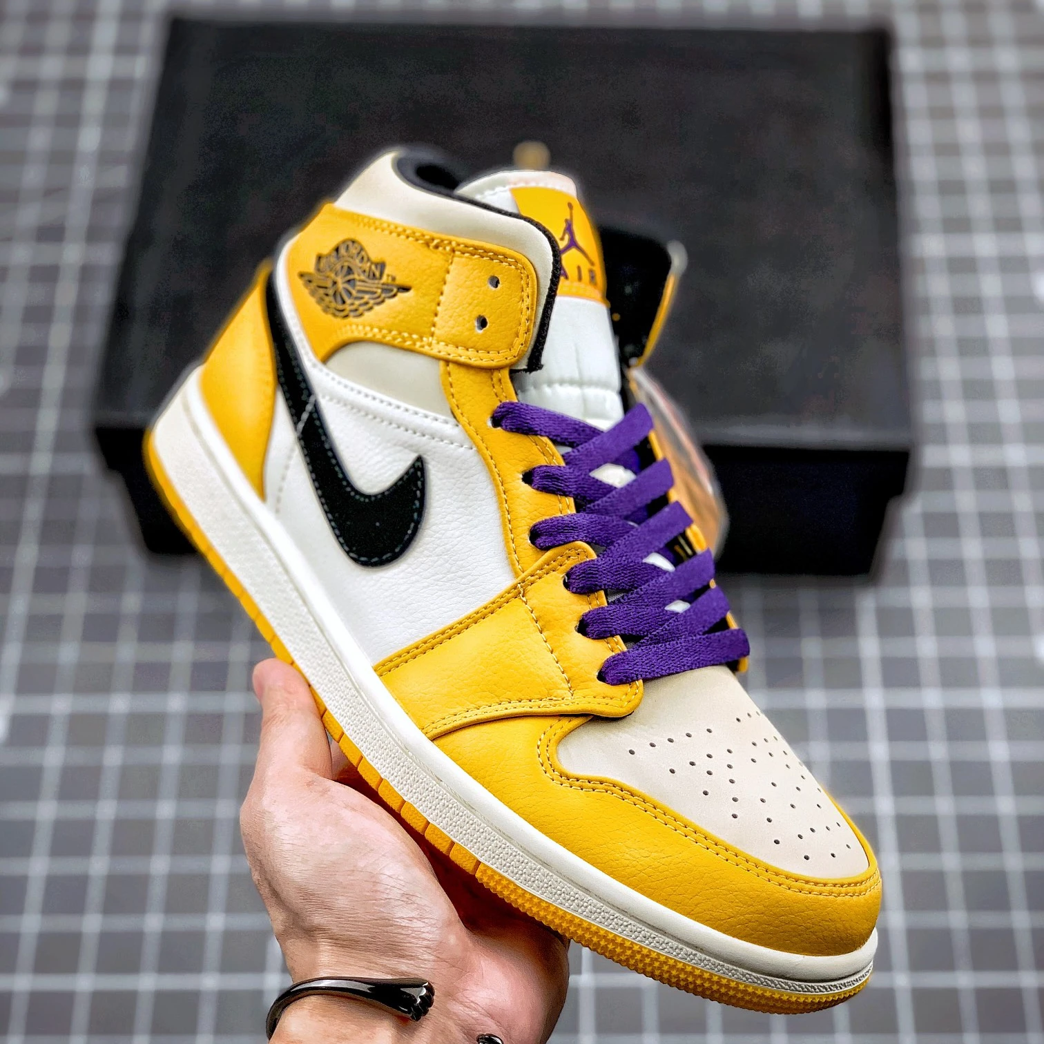 Top Quality Hot Unisex Sneaker Yellow SE Lakers Nike Air Jordan 1 Mid Shoes for Men
Top Quality Hot Unisex Sneaker Yellow SE Lakers Nike Air Jordan 1 Mid Shoes for Men