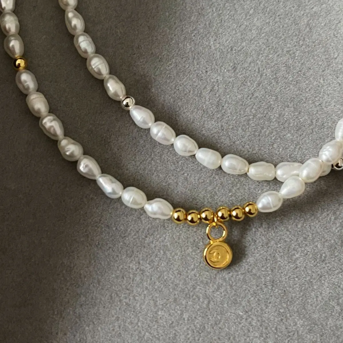 French Style Cold Natural Pearl Necklace Simple Elegant Disc Pendant Choker Net Red Wind Socialite Necklace
French Style Cold Natural Pearl Necklace Simple Elegant Disc Pendant Choker Net Red Wind Socialite Necklace