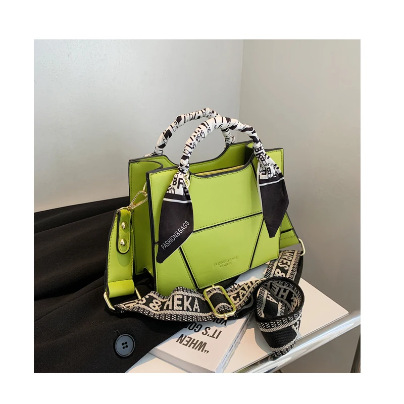 2021 new fashion stitching handbag popular female bag shoulder small square bag broadband crossbody bag with silk scarf
2021 new fashion stitching handbag popular female bag shoulder small square bag broadband crossbody bag with silk scarf