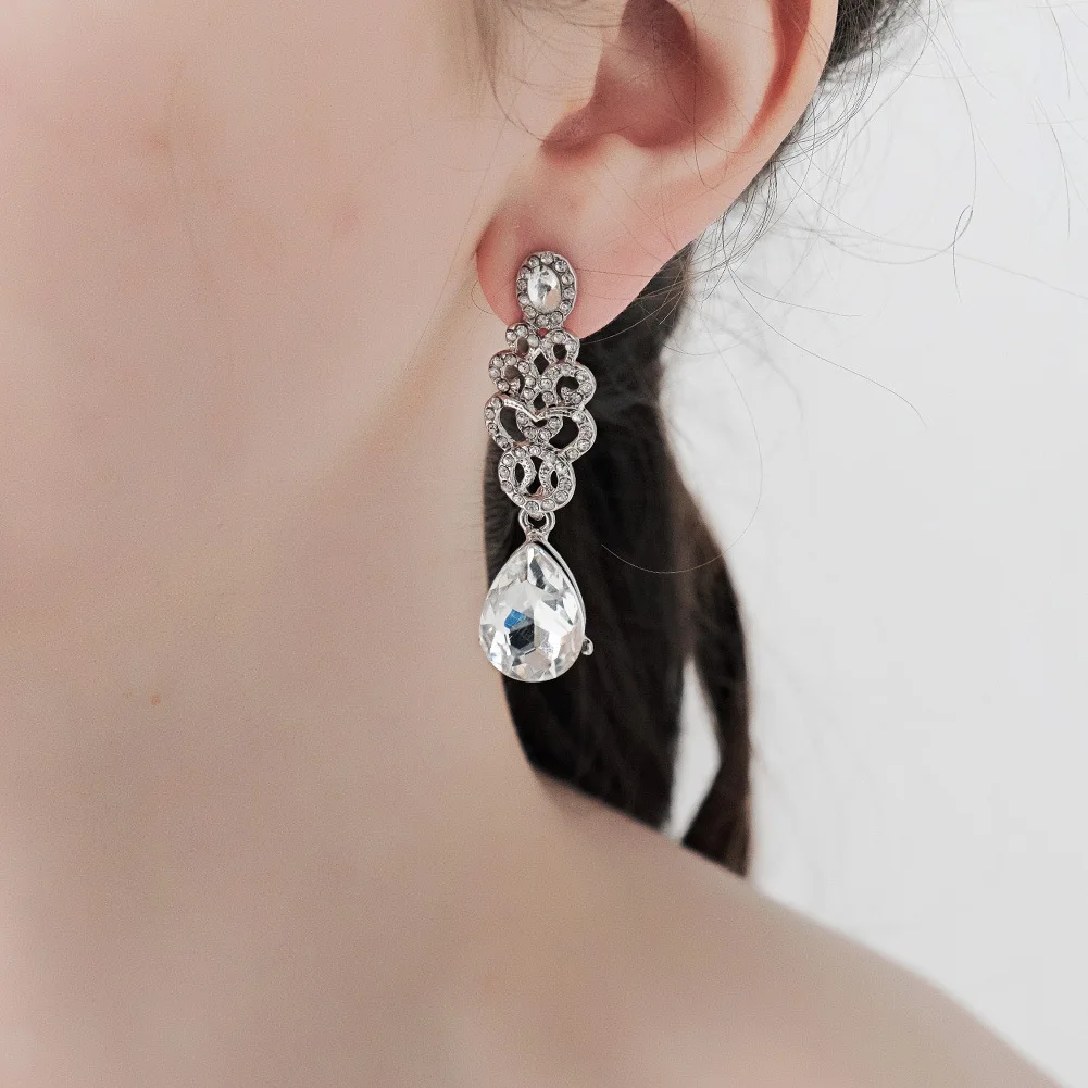 South Korea's hot selling new retro earrings, fashion shining Rhinestone long earrings on French bridal Earrings
South Korea's hot selling new retro earrings, fashion shining Rhinestone long earrings on French bridal Earrings