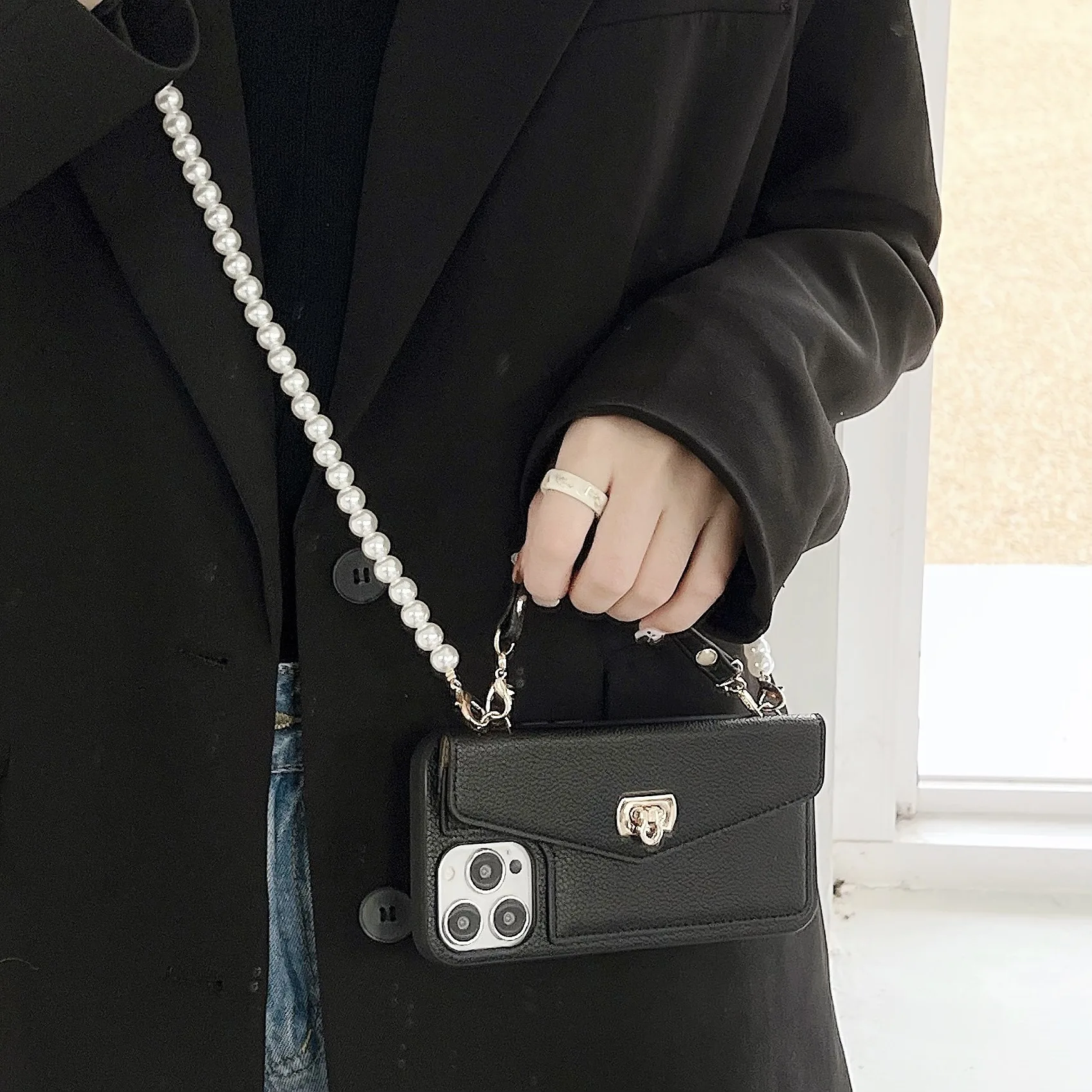 Fashion Trend Pearl Crossbody Lanyard Wallet Card Slots Leather Case For iPhone Luxury Phone Case Handbag
Fashion Trend Pearl Crossbody Lanyard Wallet Card Slots Leather Case For iPhone Luxury Phone Case Handbag