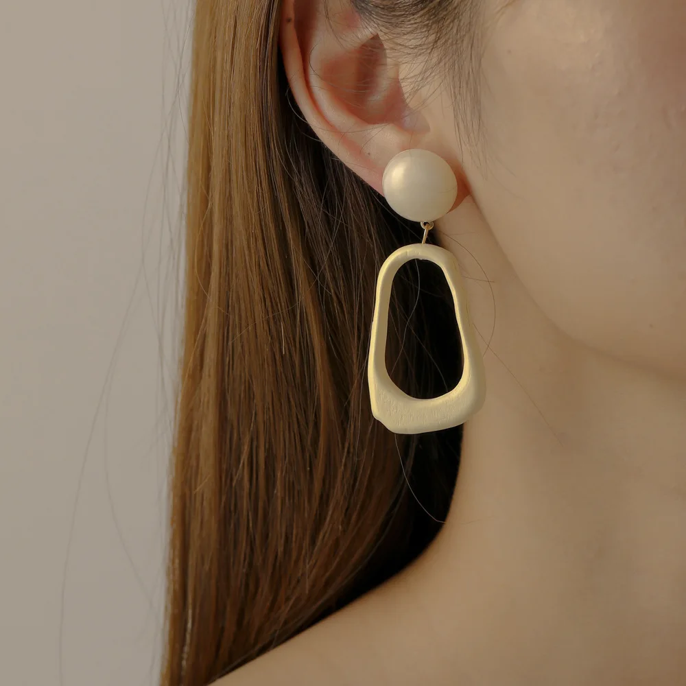 Hollow geometric earrings temperament baking varnish square wood earrings 925 silver needle stud earrings
Hollow geometric earrings temperament baking varnish square wood earrings 925 silver needle stud earrings