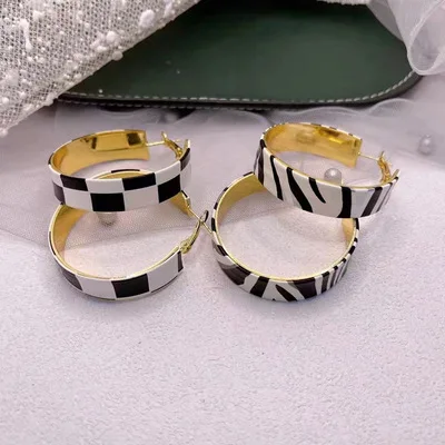 New Arrival Top Selling Good Quality Personality 925 Silver Needle Checkerboard Cow Acrylic Vintage Jewelry Earrings Trendy
New Arrival Top Selling Good Quality Personality 925 Silver Needle Checkerboard Cow Acrylic Vintage Jewelry Earrings Trendy