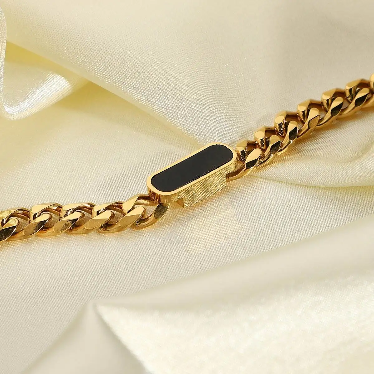 Chunky 18K Gold Plated Thick Cuban Chain Black Resin Shell Bracelet Stainless Steel Square Black Shell Cuban Bracelet for Women
Chunky 18K Gold Plated Thick Cuban Chain Black Resin Shell Bracelet Stainless Steel Square Black Shell Cuban Bracelet for Women