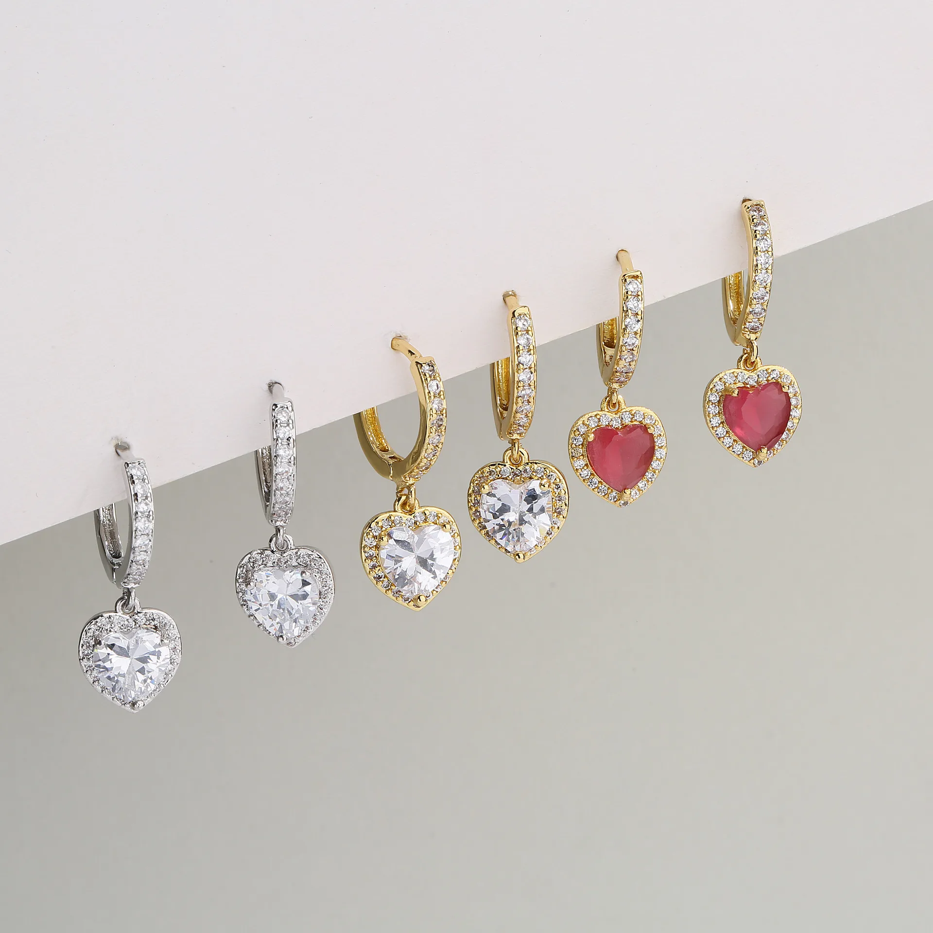 Fashion Micro Pave Zircon Heart Huggie Earring Ins Style Jewelry 18K Gold Plated Crystal Heart Earrings For Women
Fashion Micro Pave Zircon Heart Huggie Earring Ins Style Jewelry 18K Gold Plated Crystal Heart Earrings For Women