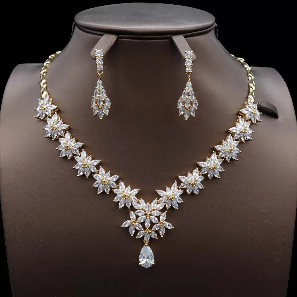 European New Fashion Zircon Gold Flower Necklace Set Prom Women Wedding Bridal Jewelry Set 
European New Fashion Zircon Gold Flower Necklace Set Prom Women Wedding Bridal Jewelry Set