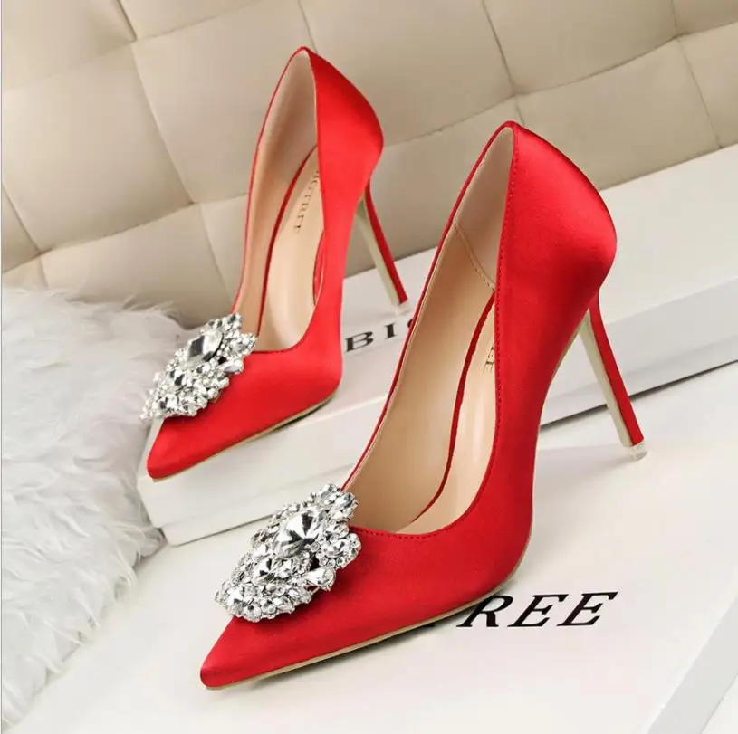 42 43 Korean version of water drill fashion single thin heel high heels shoes sexy show thin shallow point shining water drill
42 43 Korean version of water drill fashion single thin heel high heels shoes sexy show thin shallow point shining water drill