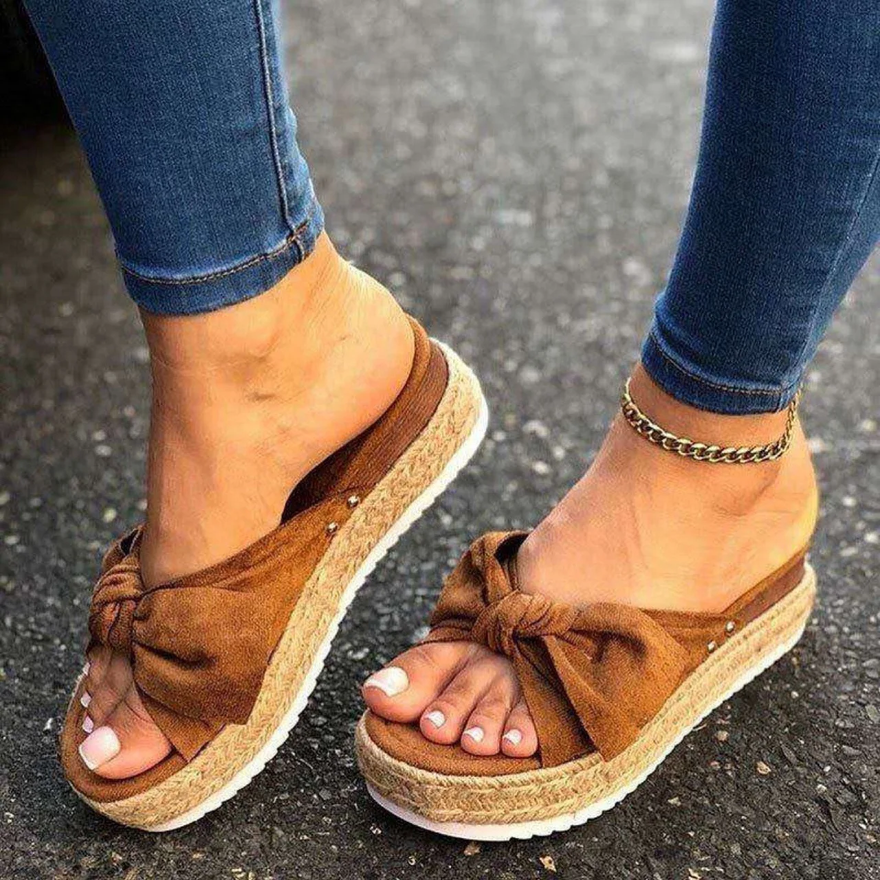 2022 New Arrival Ladies Outdoor Slippers Plus Size Pure Color Suede Platform Heel Bow Open Toe One Font Women Slippers
2022 New Arrival Ladies Outdoor Slippers Plus Size Pure Color Suede Platform Heel Bow Open Toe One Font Women Slippers
