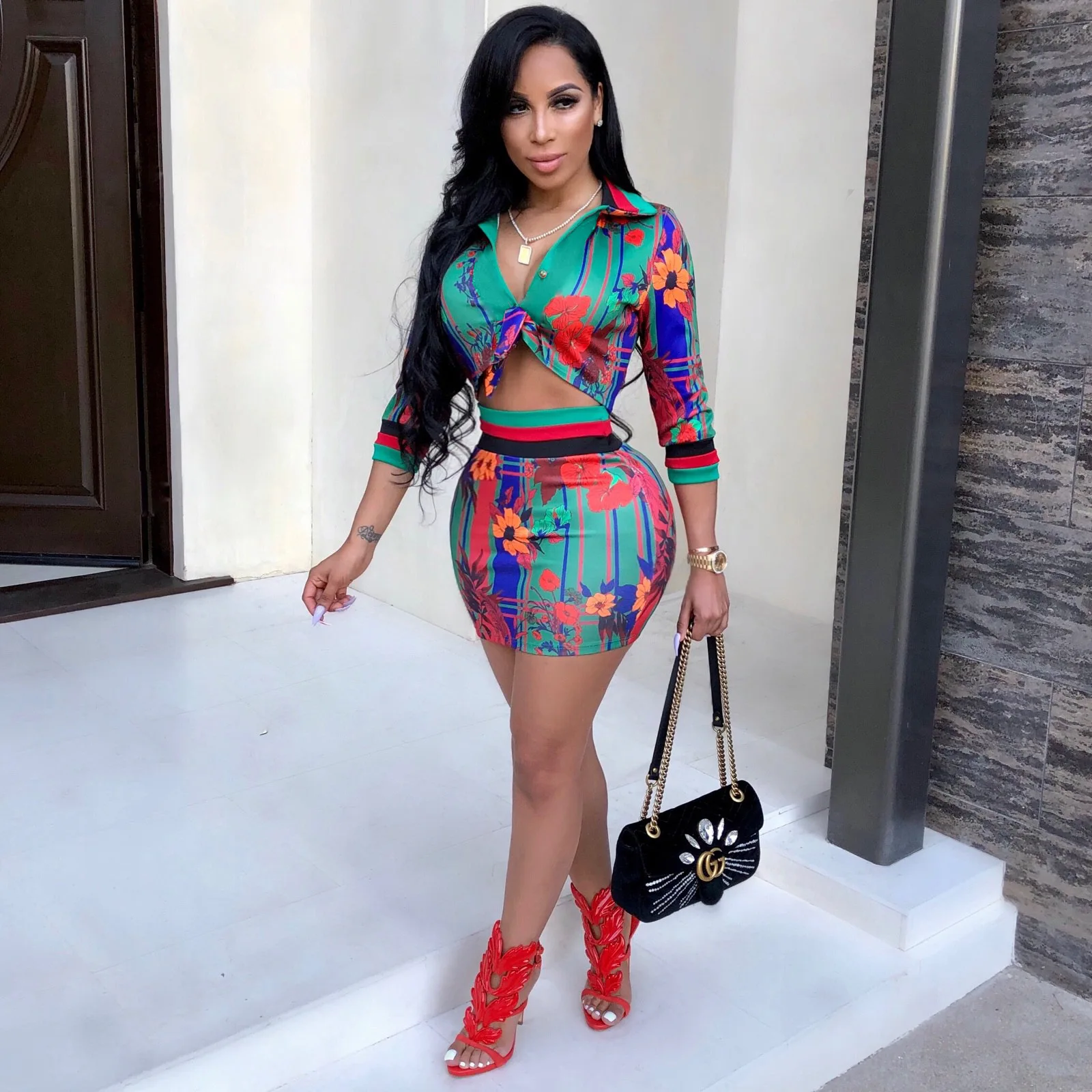 2021 European and American women's printed three-quarter sleeves V-neck top and hip skirt two-piece suit
2021 European and American women's printed three-quarter sleeves V-neck top and hip skirt two-piece suit