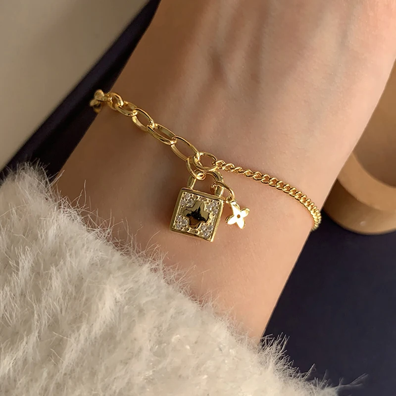 2021 Flower-Lock Pendant Micro Inlay Diamond 18K Stainless Steel Bracelet Woman, Gold
2021 Flower-Lock Pendant Micro Inlay Diamond 18K Stainless Steel Bracelet Woman, Gold