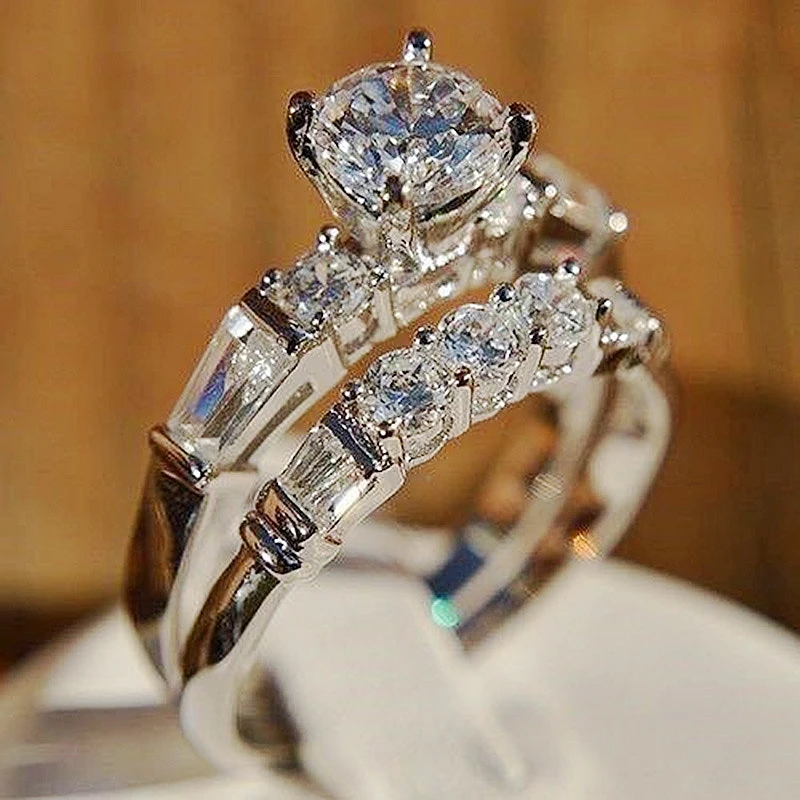 2Pcs/Set Sparkling Cubic Zircon Rings Silver Plated Crystal Wedding Ring Set Fashion Engagement Rings for Women Luxury Jewelry
2Pcs/Set Sparkling Cubic Zircon Rings Silver Plated Crystal Wedding Ring Set Fashion Engagement Rings for Women Luxury Jewelry