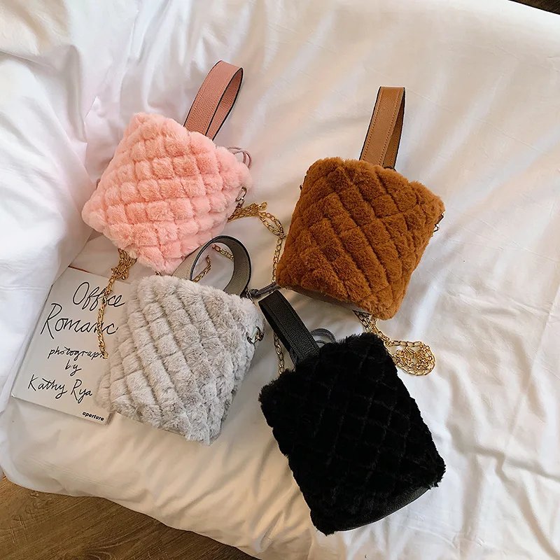 Luxury Winter Fluffy bucket Handbag Women High Quality Female Chain Metal Lock Crossbody Bag Ladies Retro Plush Fur Hand Bag
Luxury Winter Fluffy bucket Handbag Women High Quality Female Chain Metal Lock Crossbody Bag Ladies Retro Plush Fur Hand Bag