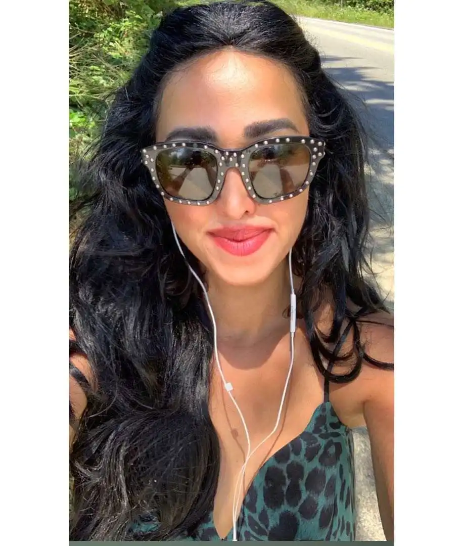 Wet and wavy 150% Density natural Human Hair HD Thin Film Transparent 360 Lace Frontal Wigs for Black Women
Wet and wavy 150% Density natural Human Hair HD Thin Film Transparent 360 Lace Frontal Wigs for Black Women