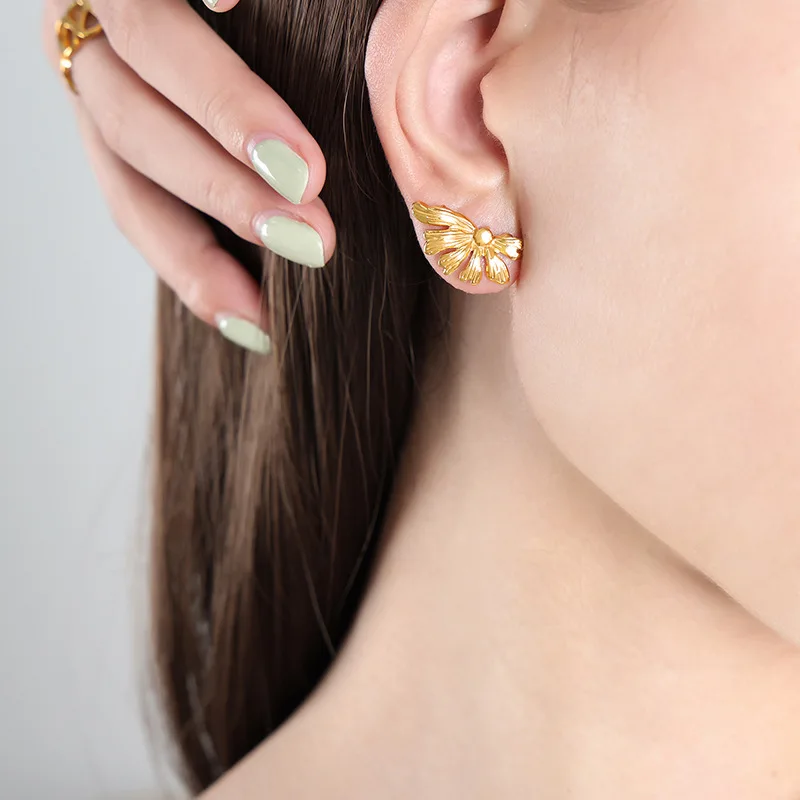 French Style large Stud Flower Earrings Asymmetric Design Gold-plated Stainless Steel Flower Earrings
French Style large Stud Flower Earrings Asymmetric Design Gold-plated Stainless Steel Flower Earrings