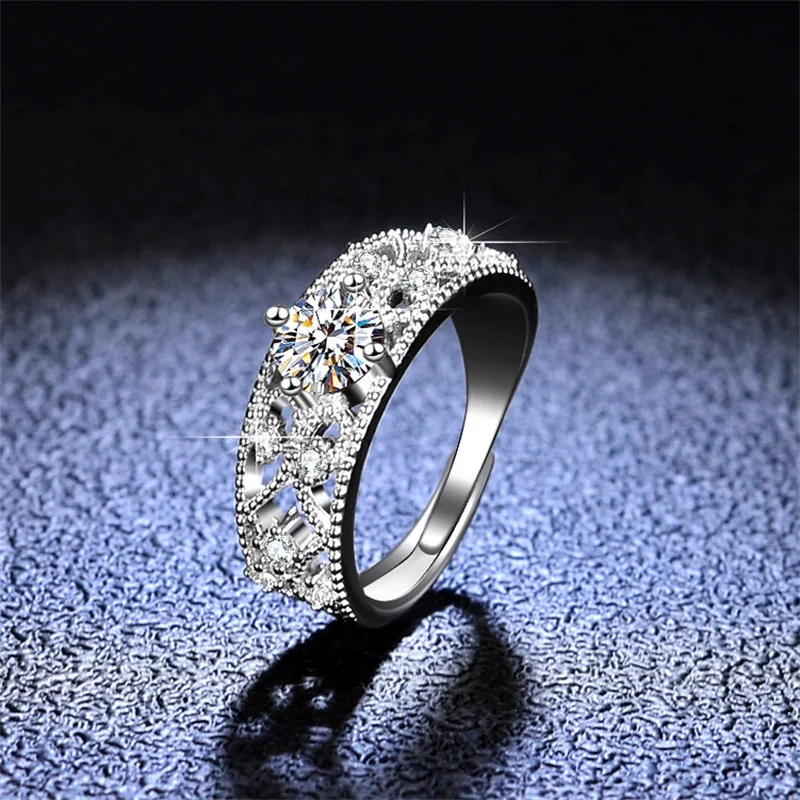 Luxury Moissanite Diamond Silver Women Ring Retro Style Round 0.8ct Moissanite Cubic Zirconia Engagement Ring Wedding Party Ring
Luxury Moissanite Diamond Silver Women Ring Retro Style Round 0.8ct Moissanite Cubic Zirconia Engagement Ring Wedding Party Ring