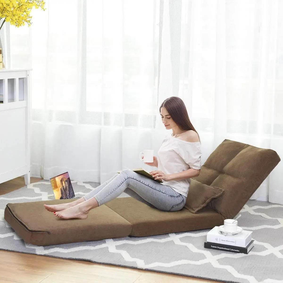 这种折叠床沙发有植绒表面,并充满了优质的海绵,以便让你坐或躺在上面