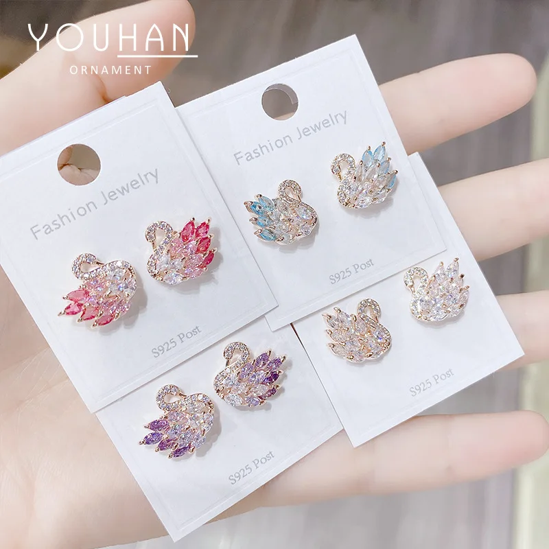ED89482 Fashion design gold plated brass zircon women jewelry angry duck swan stud earrings
ED89482 Fashion design gold plated brass zircon women jewelry angry duck swan stud earrings