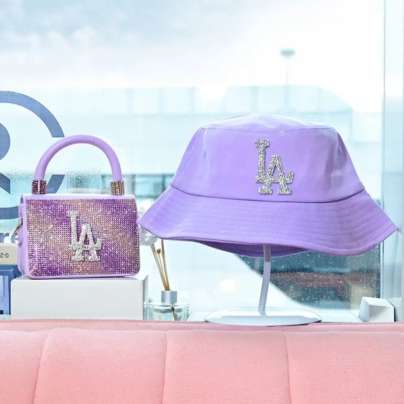 Fashion color diamond 2021 summer new trend chain LA handbag personality messenger bag suit and LA fisherman hat, Customizable
Fashion color diamond 2021 summer new trend chain LA handbag personality messenger bag suit and LA fisherman hat, Customizable