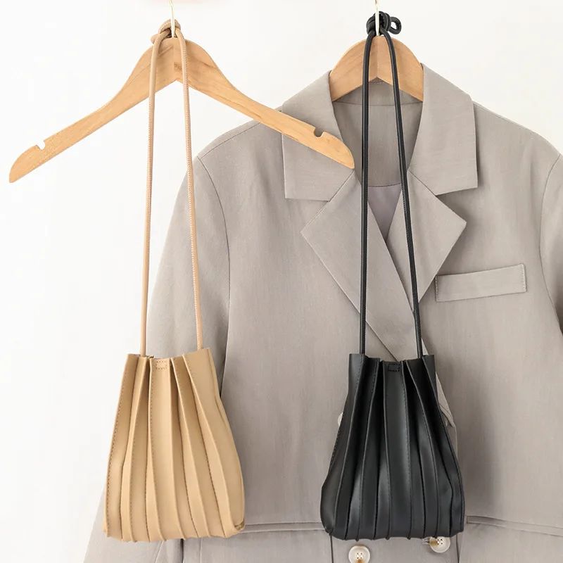 Japanese Simple Pleated Mobile Phone Bag Vertical Pu Leather Leisure Mini Shoulder Bag
Japanese Simple Pleated Mobile Phone Bag Vertical Pu Leather Leisure Mini Shoulder Bag