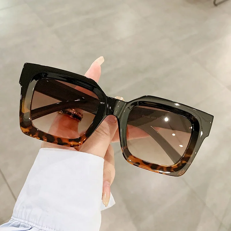 Luxury Designer Multicolor Rivet Sunglasses Full frame Gradient Shades Sunglasses Oversized Square Sunglasses
Luxury Designer Multicolor Rivet Sunglasses Full frame Gradient Shades Sunglasses Oversized Square Sunglasses