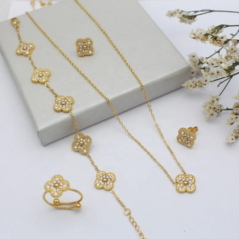 4PCS / Set New Stainless Steel 18K Gold Plated Classic Bling Zircon Double Side Gold Leaf Clover Jewelry Set
4PCS / Set New Stainless Steel 18K Gold Plated Classic Bling Zircon Double Side Gold Leaf Clover Jewelry Set