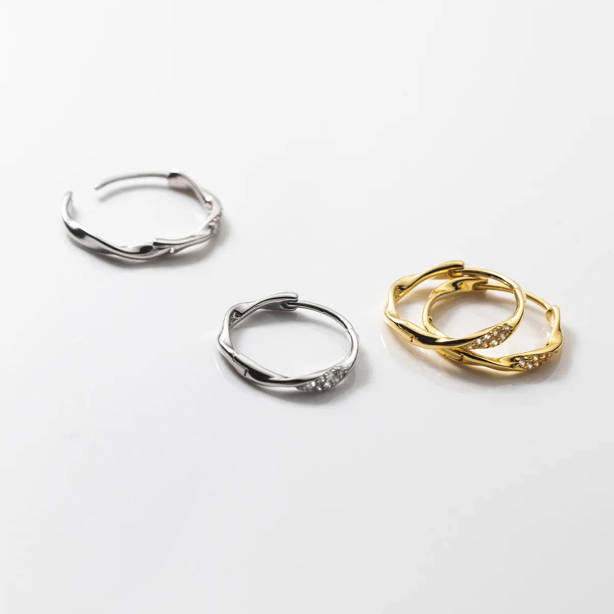 925 sterling silver wave twist shaped zircon gold plated hoop earrings for women dropshipping products 2023
925 sterling silver wave twist shaped zircon gold plated hoop earrings for women dropshipping products 2023