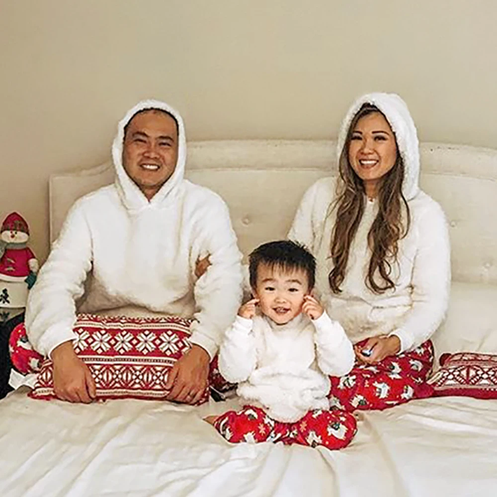 2020 winter plush top with long sleeves and cap snowflake pants Christmas Elk family set
2020 winter plush top with long sleeves and cap snowflake pants Christmas Elk family set