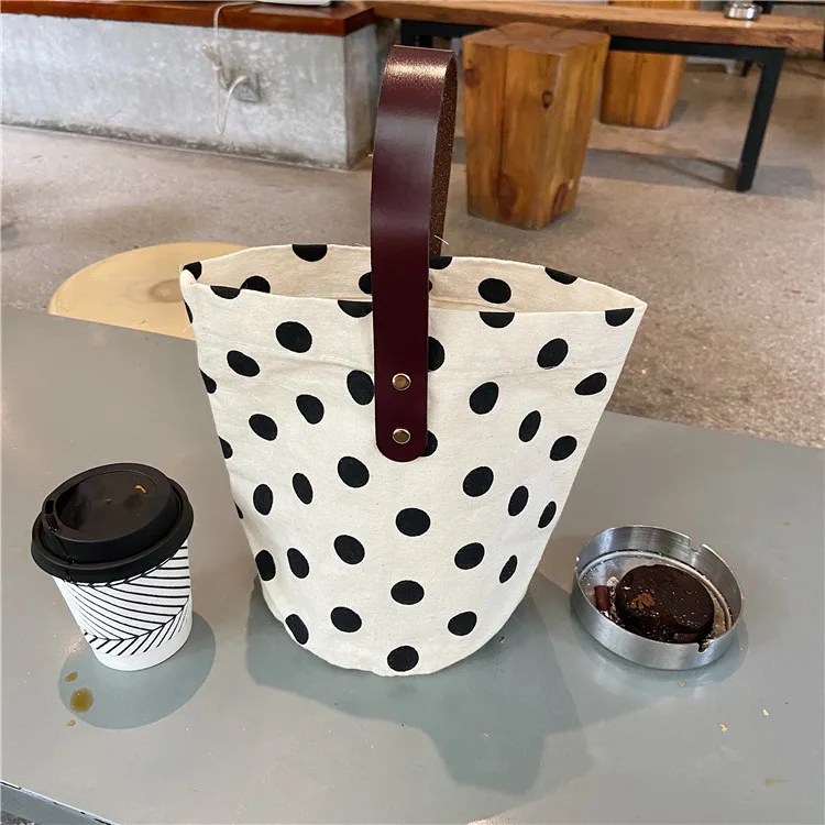 2021 pretty new dot single shoulder flap bag fashion canvas handbag for woman and students
2021 pretty new dot single shoulder flap bag fashion canvas handbag for woman and students