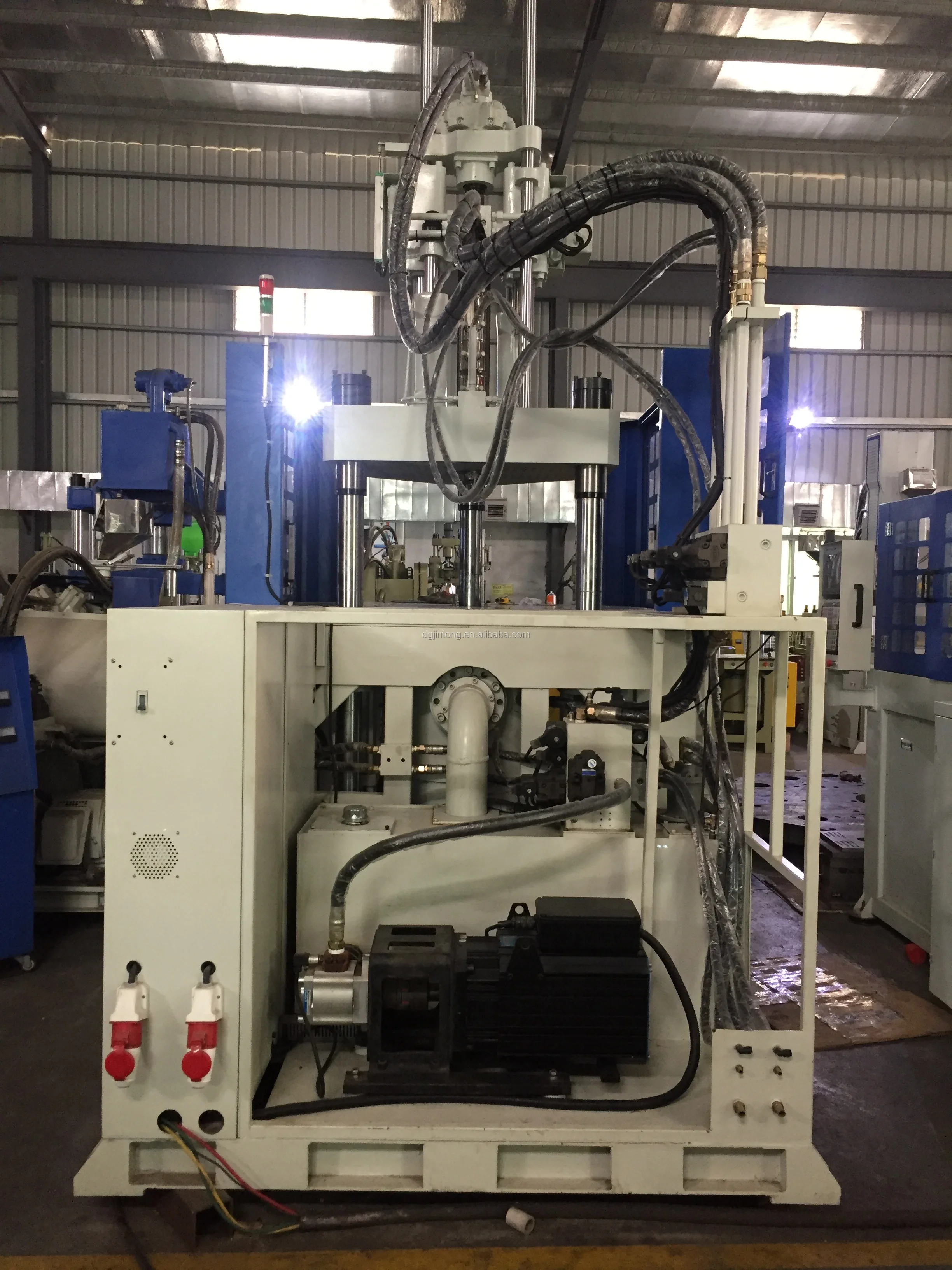 Rotary Table Vertical Injection Molding Machine with 250T Clamping Force 929 cm³ Theoretical Shot Volume and 285 g/s Injection Rate