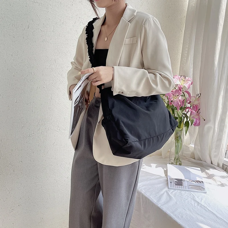 New leisure Women's bag large capacity nylon shoulder bag fashionable pleated side messenger bag
New leisure Women's bag large capacity nylon shoulder bag fashionable pleated side messenger bag