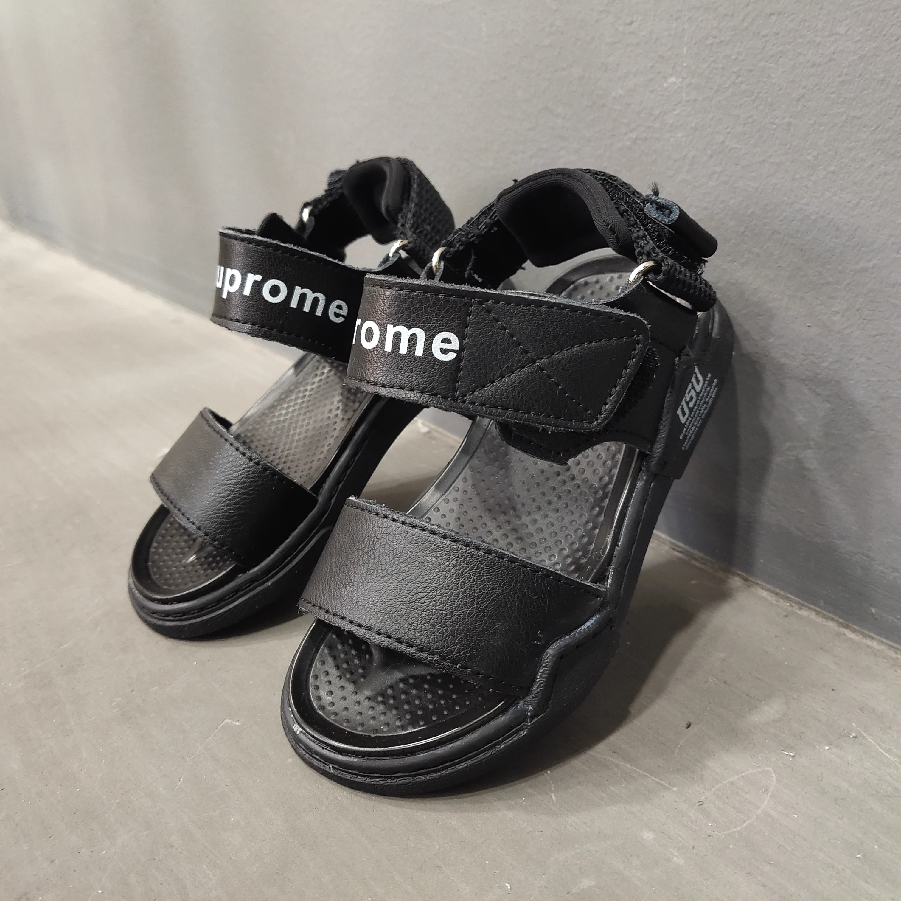 Magic stickers thick sandals men and women children summer new flat casual wild sports sandals
Magic stickers thick sandals men and women children summer new flat casual wild sports sandals