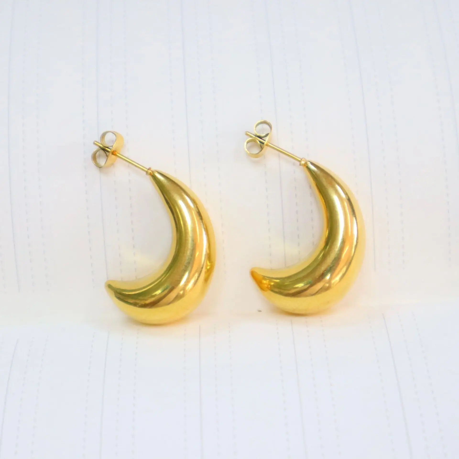 Simple Fashion Style Gold Tone Smooth C Shape Stud Earrings Moon Stainless Steel Hoop Earrings
Simple Fashion Style Gold Tone Smooth C Shape Stud Earrings Moon Stainless Steel Hoop Earrings
