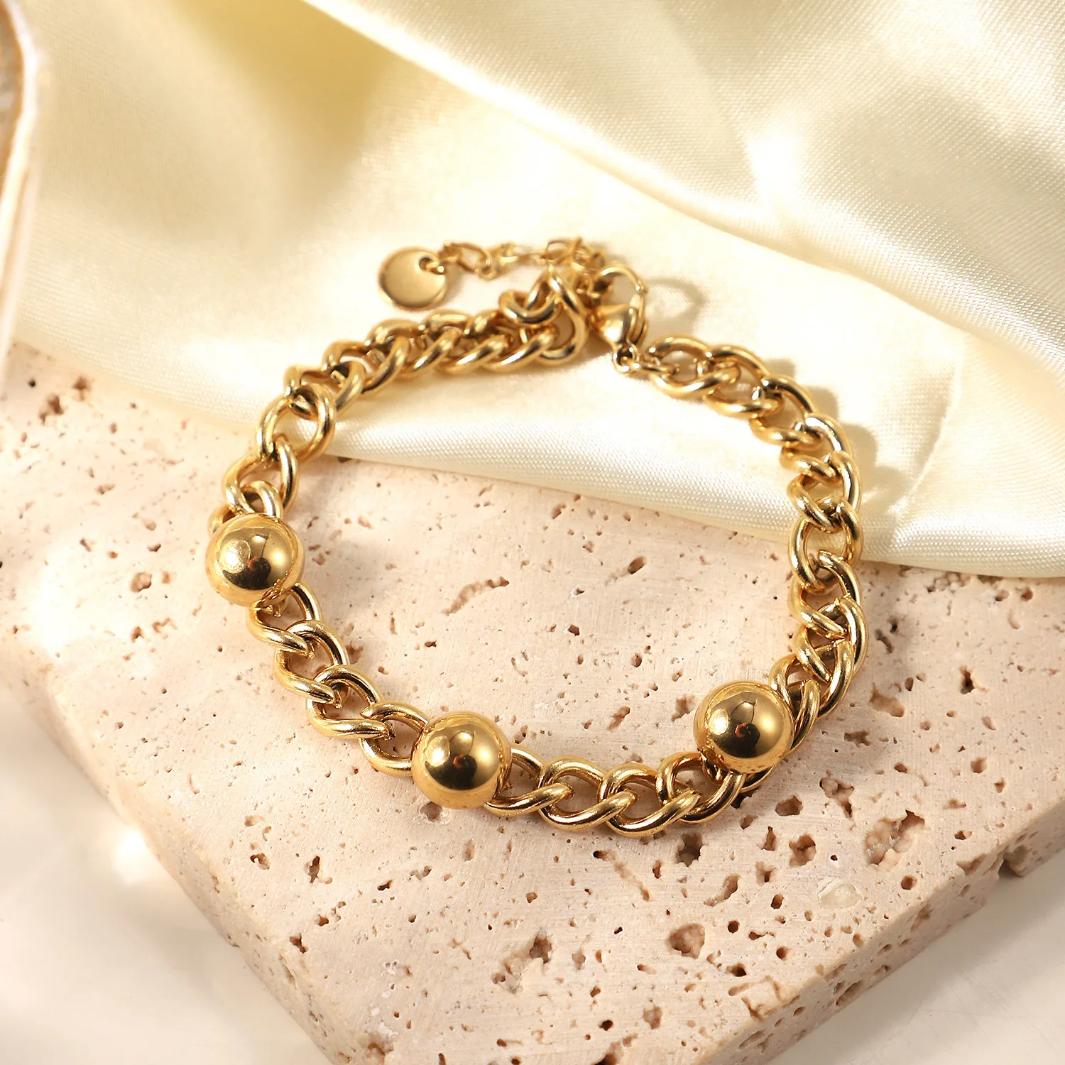 Cuban chain bracelet 14K gold plated stainless steel three dimensional round nail bracelet for women
Cuban chain bracelet 14K gold plated stainless steel three dimensional round nail bracelet for women