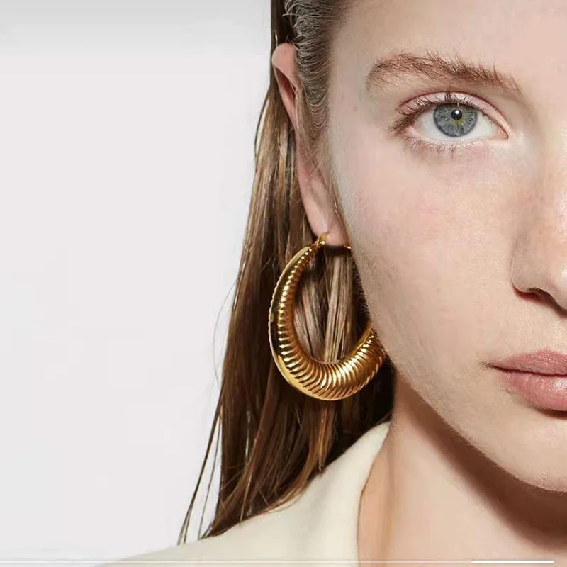 MICCI Wholesale Hot Selling 18K Gold Plated Stainless Steel C Shaped Hollow Oversized Big Large Chunky Thick Gold Hoop Earrings
MICCI Wholesale Hot Selling 18K Gold Plated Stainless Steel C Shaped Hollow Oversized Big Large Chunky Thick Gold Hoop Earrings