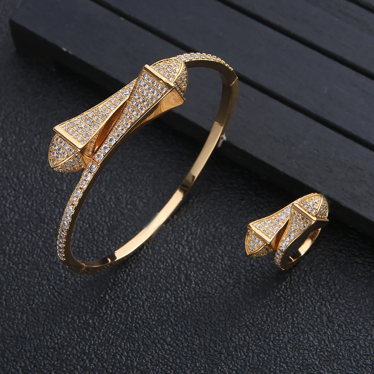 INS fashion personality 18K gold-plated zircon bracelet ring set women's wedding engagement jewelry set
INS fashion personality 18K gold-plated zircon bracelet ring set women's wedding engagement jewelry set