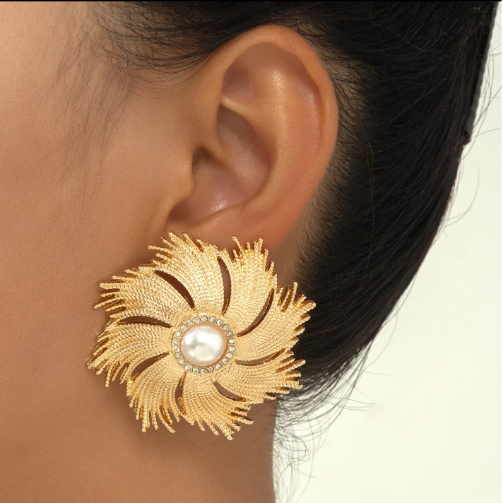 New fashion large Flower Statement Stud Earrings Women Metal Charm Gold Color pearl drop earring Jewelry
New fashion large Flower Statement Stud Earrings Women Metal Charm Gold Color pearl drop earring Jewelry
