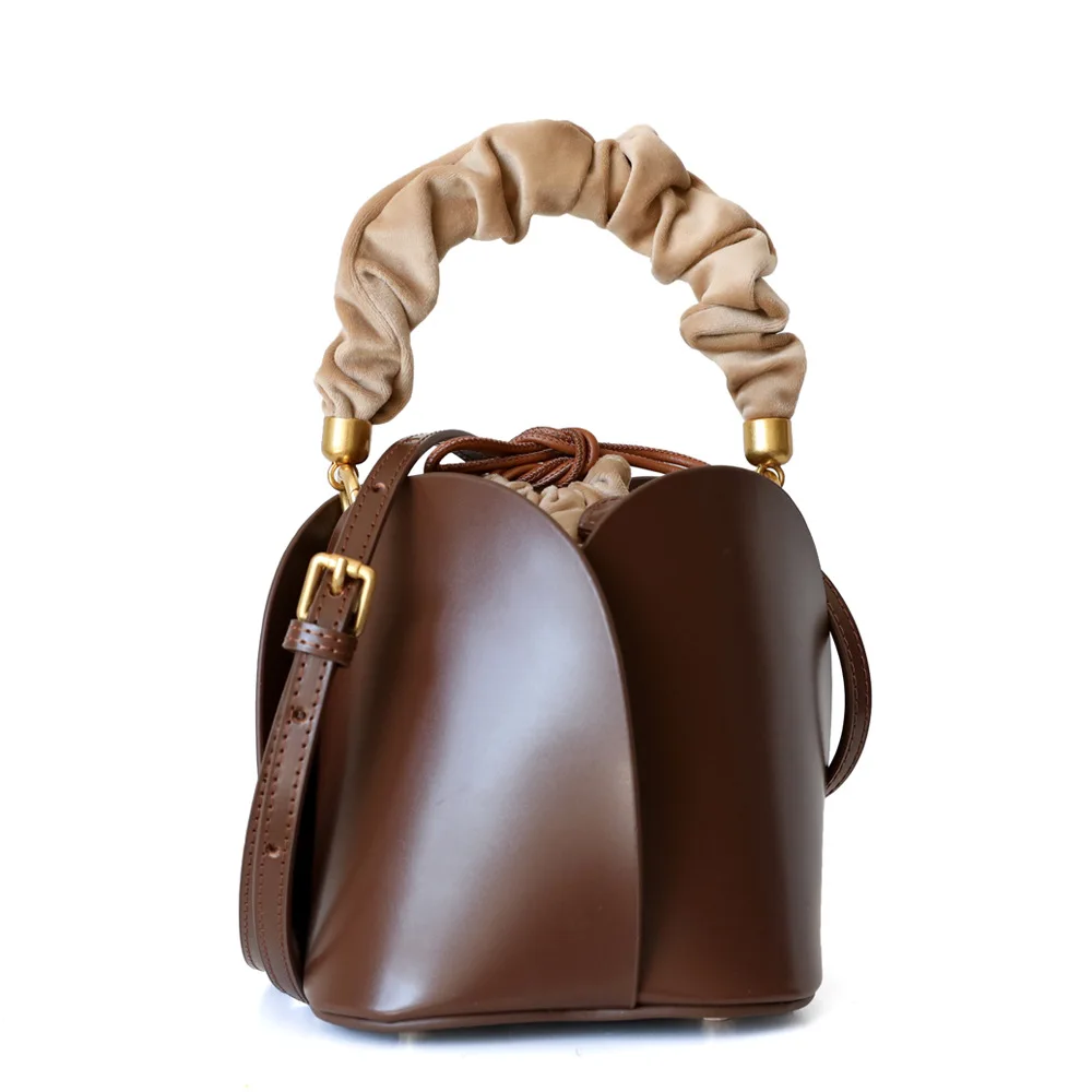 2020 new flower bucket bag cowhide custom design single shoulder crossbody leather bag
2020 new flower bucket bag cowhide custom design single shoulder crossbody leather bag