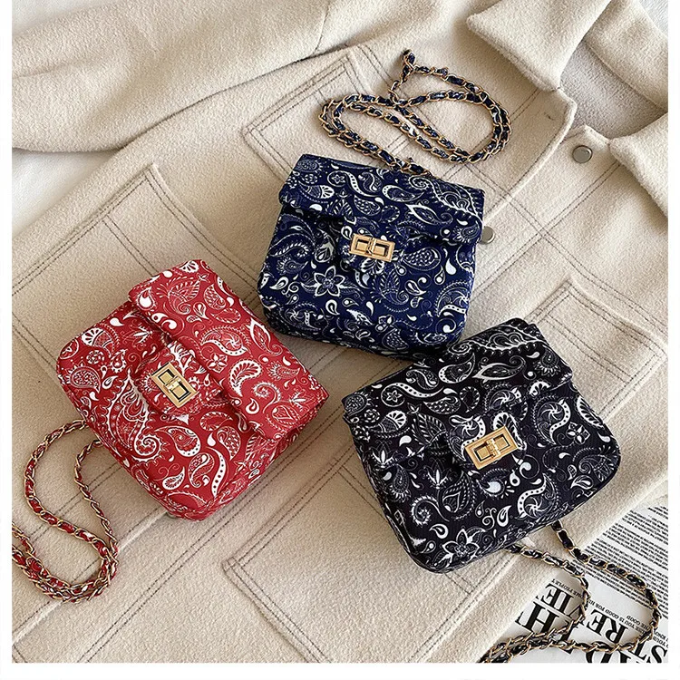 Women Hand Bags 2021 Shoulder for Women Bandana Print Handbag Designer Bags Fashion New High Quality Chain Cross Body Bag
Women Hand Bags 2021 Shoulder for Women Bandana Print Handbag Designer Bags Fashion New High Quality Chain Cross Body Bag