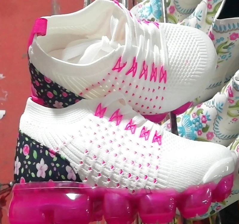 Spring new large size Hulk lace up floral solid color running sneakers in Europe and America large size wholesale, White,pink
Spring new large size Hulk lace up floral solid color running sneakers in Europe and America large size wholesale, White,pink
