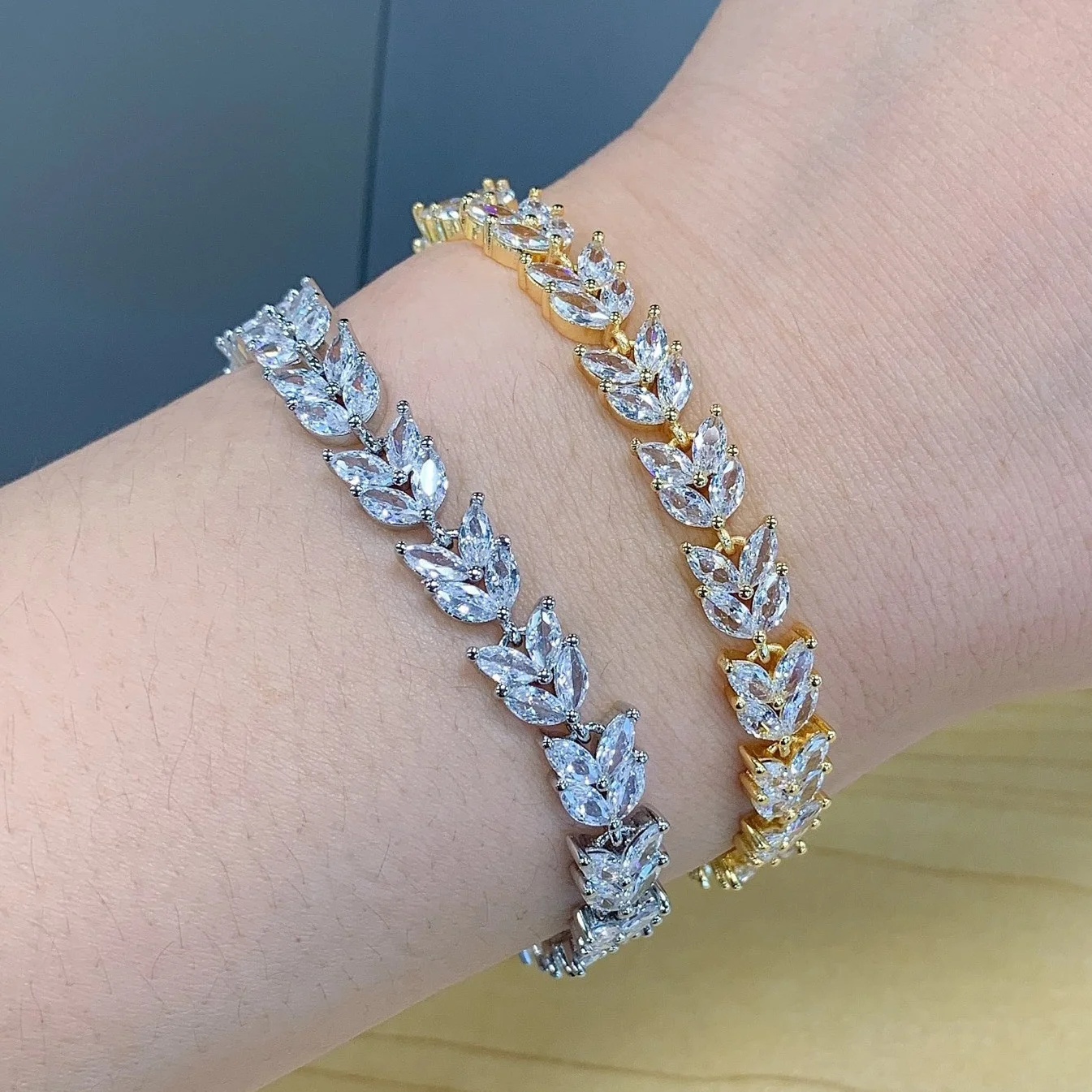 Luxury Wedding Bracelets Marquise Cut Cubic Zircon Bridal Bracelet Silver Color Bangle for Women Party
Luxury Wedding Bracelets Marquise Cut Cubic Zircon Bridal Bracelet Silver Color Bangle for Women Party