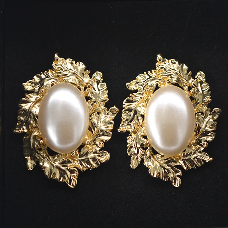 European and American retro big pearl gold leaf baroque big earrings for women
European and American retro big pearl gold leaf baroque big earrings for women