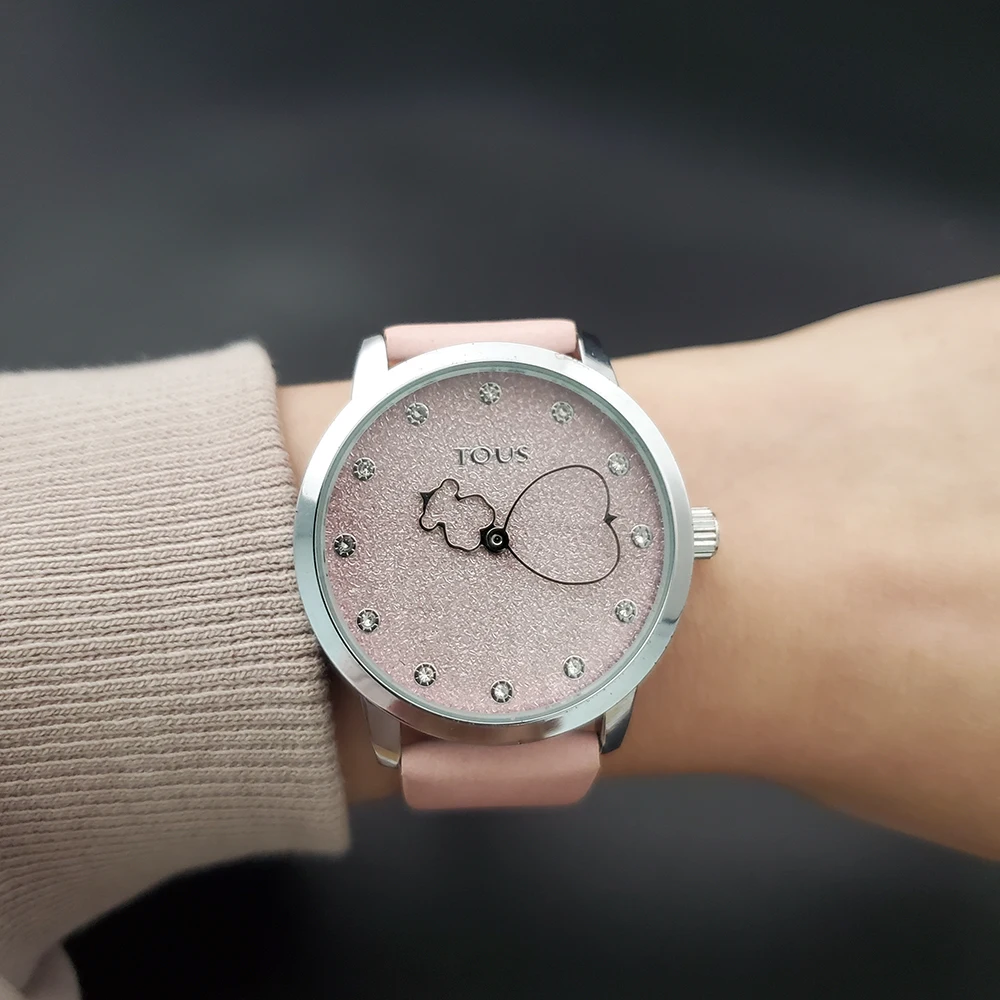 Manufacturers Hot Selling Fashion Trend Quartz Watch Leather Strap Watch with Gift Box Free Shipping, 5 colors
Manufacturers Hot Selling Fashion Trend Quartz Watch Leather Strap Watch with Gift Box Free Shipping, 5 colors