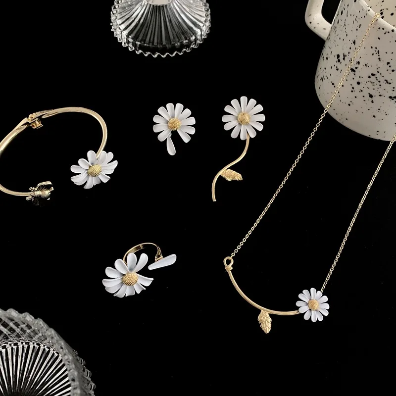Wholesale Temperament Small Flower Silver Needle Earrings Bracelet Chain Necklace Ring for Women Design Jewelry Set
Wholesale Temperament Small Flower Silver Needle Earrings Bracelet Chain Necklace Ring for Women Design Jewelry Set
