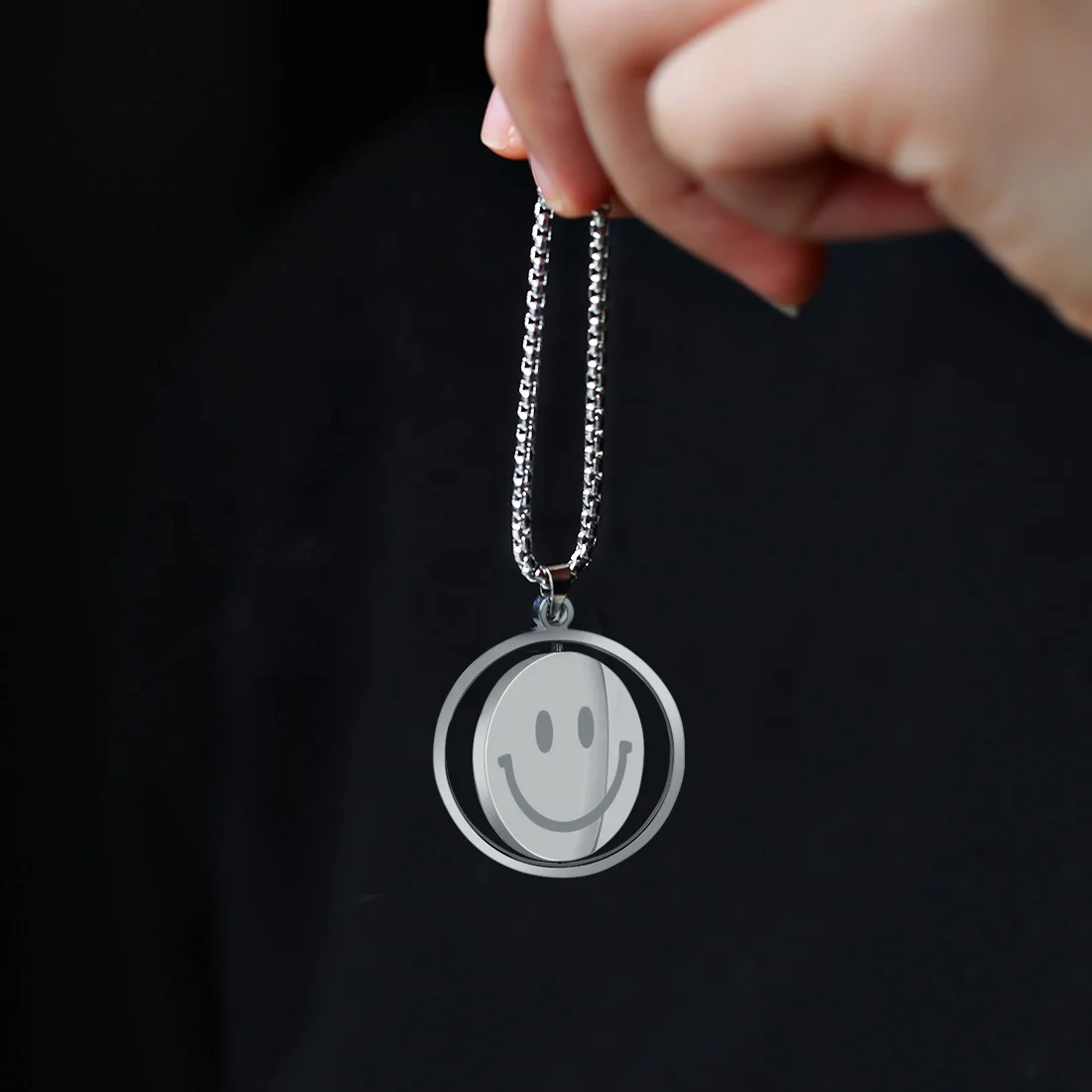 2021 Custom Hip Hop Rotating Fashion Jewelry Stainless Steel Female Smiley Face Men And Women Smiley Face Necklace Sweater Chain, Gold color/silver color/rose gold
2021 Custom Hip Hop Rotating Fashion Jewelry Stainless Steel Female Smiley Face Men And Women Smiley Face Necklace Sweater Chain, Gold color/silver color/rose gold