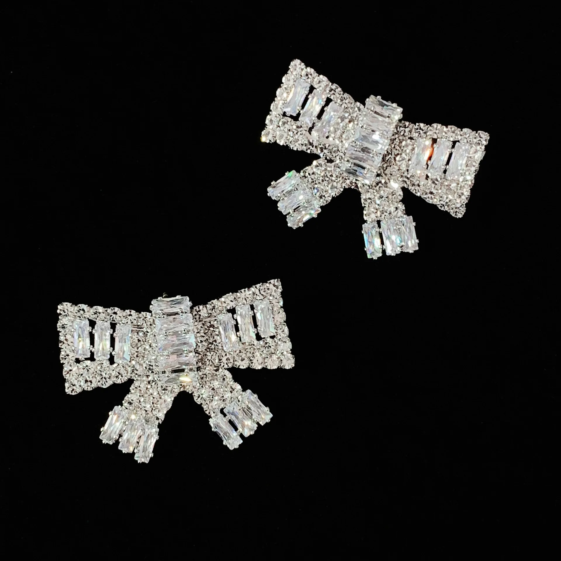 Fashion New Zircon Butterfly Earrings Luxury Full Diamond Butterfly Earrings Women 2021, Like picture
Fashion New Zircon Butterfly Earrings Luxury Full Diamond Butterfly Earrings Women 2021, Like picture